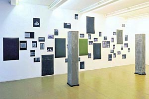 Foto: Galerie Krobath Artikelbild: Stelen für die sieben realisierten Gebäude Percos stellt Andreas Golinski den Collagen unrealisierter Bauten gegenüber.
- Foto: Galerie Krobath