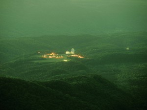 Artikelbild: "They watch the Moon"  (2010): Früher wurden auf dieser Militärbasis, 
tatsächlich die vom Mond reflektierten, elektronischen Signale 
ausgewertet, erklärt der amerikanische Künstler Trevor Paglen. - Foto: Secession/Trevor Paglen