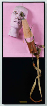 Daniel Spoerris "Se 
mettre le doigt dans l’oeil, Wortfalle 1966". Foto: Joachim 
Fliegner/VBK Wien