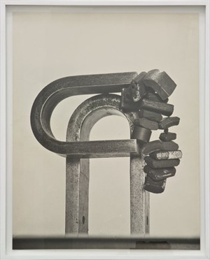Artikelbild: Geta Gratescu hat mit ihren "Magneti" (1974) die natürliche 
Anziehungskraft genützt, und dieselben Teile zu einer Skulptur 
arrangiert.  - Foto: Galerie Mezzanin