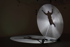 Artikelbild: Fliegen oder Fallen: Für ihre Installation aus Flugzeugrotoren und 
Filmprojektionen hat Eva Schlegel unter anderem Menschen in einer 15 
Meter hohen Luftsäule gefilmt. - Foto: Eva Schlegel
