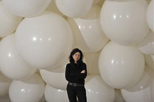 Artikelbild: Eva Schlegel vor und unter ihrer imposanten Deckenskulptur aus 800 
Wetterballons. - Foto: Wolfgang Woessner/MAK