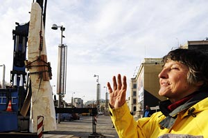 Foto: APA/ROLAND SCHLAGER Artikelbild: "Wien braucht den Gigant" - Bildhauerin Ulrike Truger im November 2009 bei der Aufstellung ihrer 16 Tonnen schweren Plastik zur Mahnung an die Menschenrechte neben dem Musikverein in Wien - Foto: APA/ROLAND SCHLAGER
