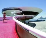 Das Museum
 für zeitgenössische Kunst im brasilianischen Niterói, erbaut im Jahr 
1996. Foto: epa/M. Sayao