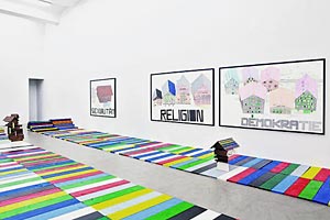 Artikelbild: "Siggi Hofer. Der gute Verkäufer": Ausstellungsansicht in der Galerie Meyer Kainer - Foto: Herzl