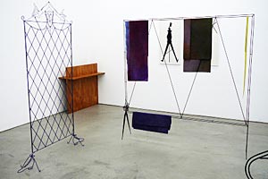 Artikelbild: Ein Schneiderkabinett als Schwellenraum in die Welt des Traums: Tomasz Kowalskis Ausstellung in der Galerie Senn. - Foto: Galerie Senn