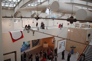 Artikelbild: Blick auf die Installation der Österreicherin Ulrike Müller im Palace of
 Arts, dem Biennale-Hauptquartier. Weitere Schauplätze sind Museum of 
Modern Egyptian Art und Mahmud Chalil Museum. - Foto: Standard/Andrea Schurian