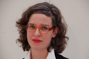 Artikelbild: Die Vorarlbergerin Ulrike Müller überzeugt in Kairo mit ihrer 
stringenten Rauminstallation.  - Foto: Standard/Andrea Schurian