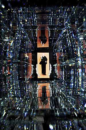 Foto: Knoll/Swarovski Artikelbild: Kunstblicke auf Lenin (in seinem Mausoleum). - Foto: Knoll/Swarovski
