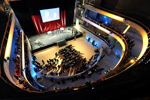 Artikelbild: "Arbeitsplatzwirksam": das Linzer 
Musiktheater, hier im November bei der Dachgleichenfeier Ende November - Foto: APA/Gindl