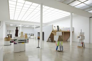 Foto: Secession/ Ottenschläger Artikelbild: In der Secession widmete sich Manfred Pernice auch der Frage, wie Kunst
und Betrachter einander begegnen oder eben "nicht begegnen" - Foto: Secession/ Ottenschläger