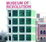 Noch 
verhüllt: Das Zwanzgerhaus beim Arsenal als "Museum of 
Revolution". Foto: Sternisa