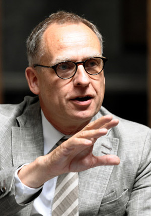 AP Photo/Hans Punz Artikelbild: Schmidt-Wulffen: "Wenn man kritisches Potenzial schafft, kann es
durchaus sein, dass es sich gegen einen selbst wendet."
Zur Person:Stephan Schmidt-Wulffen (59) leitete u. a. den Kunstverein
Hamburg. Seit 2002 ist er Rektor der Akademie. - AP Photo/Hans Punz