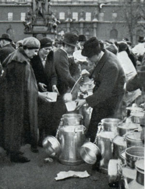 Foto: Camera Austria Artikelbild: ...und ein Nazi-Sammelpickerl aus der Kameric-Serie "Embargo till 11": Es zeigt einen Hilfszug für NS-Truppen 1938. - Foto: Camera Austria