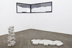 Foto: Ralf Kliem Artikelbild: In der Ausstellung "seeing wrong or not seeing" von Mahony zählt die Perspektive: Zwei identische Flächen Beton und Landschaften mit selbstgemachtem Horizont. - Foto: Ralf Kliem