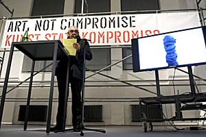 Foto: APA/Techt Artikelbild: "Kunst statt Kompromiss" als Motto für seine letzte Jahresplanungskonferenz:
Mak-Direktor Peter Noever, seit 1986 im Amt, ist längstdienender Museumschef
Österreichs. - Foto: APA/Techt