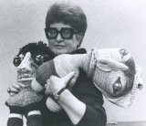 Surrealistin mit 
feministischen Akzenten: Lieselott Beschorner mit zwei der gestrickten 
"Puppas", um das Jahr 1982 fotografiert von Hansi Hubmer. 
Foto: MUSA/Hansi Hubmer