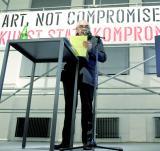 Letzte 
Präsentation unter kämpferischen Parolen: Direktor Peter Noever. Foto: 
apa/Techt