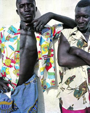 Foto: Galerie Fotohof Artikelbild: Zwischen Inszenierung und Dokumentation: "Now & Then", 2007, aus der
Serie "Flamboya" von Viviane Sassen, 2007. - Foto: Galerie Fotohof