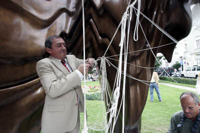 B�rgermeister Heinz Schaden 2008 bei der Vorstellung der Skulptur von Anthony Cragg am Makartplatz, Bild: SN/Ratzer