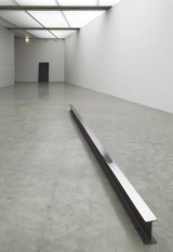 Ein Stahlträger lädt zum
 kunstphilosophischen Diskurs: Ann Veronica Jannssen Arbeit in der 
Generali Foundation. Foto: Margherita Spiluttini