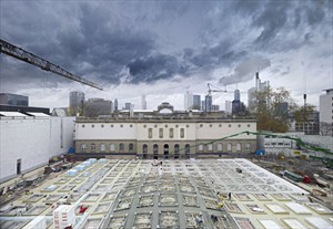 Artikelbild: Ende 2010 ist die Struktur für das Glaskuppeldach zu erkennen: 225 
Oberlichten bringen Licht und Leichtigkeit in die unterirdische 
Gartenhalle des Städels.  - Foto: Norbert Miguletz 