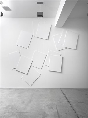 Artikelbild: Caravaggios Rosenkranzmadonna wird nach der Défiguration von François 
Morellet zu einer abstrakten Komposition.  - Foto: Galerie Ruzicska