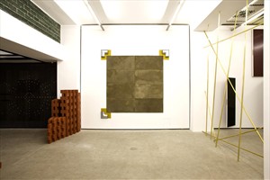 Artikelbild: Spachtelmasse auf Platten umrahmt von Regenrinneneckstücken: Einblick in
 die Ausstellung "En suite" von Luisa Kasalicky bei Bawag Contemporary.  - Foto: Bawag Contemporary 
