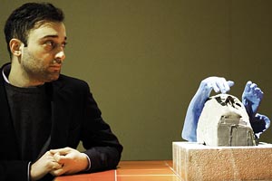 Artikelbild: Andro Wekua mit seinem Werk "4:52 a.m. (Blue)", 2008 - Foto: Kunsthalle Wien /  Stephan Wyckoff 
