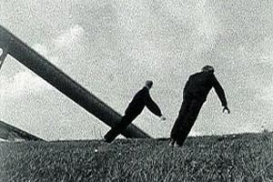 Artikelbild: Gut getrickst: Still aus dem Film des österreichischen Künstlers Herwig Weisers "Untitled (Falling)" von 1997/2011.  - Filmstill: H. Weiser