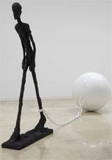 Gebremste Dynamik: Das 
Künstlerduo Elmgreen & Dragset legt eine Kopie von Giacomettis 
berühmtem – und zu einem Rekordpreis
verkauftem –"L’Homme qui marche" an die Kette. Foto: Galerie 
Alevar