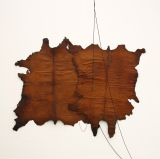 Zwei Kuhhäute und einen
 glühender Draht kombiniert Gilberto Zorio zu Pelli con resistenza 
(1968) Foto: maschek/Kunstmuseum Liechtenstein