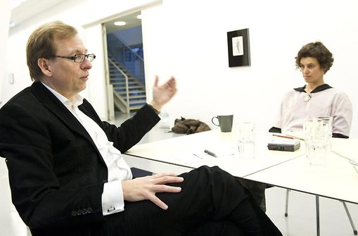 Christian Buchmann, Kulturstadtrat (�VP) diskutiert mit Heidrun Primas, Vorstand Forum Stadtpark