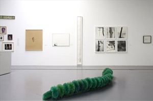 Artikelbild: Blick in die Ausstellung "Che fare? Arte povera - Die historischen 
Jahre"  im Lentos. Pino Pascalis Borstenwurm schraubt sich dort aber an 
einer anderen Stelle in den Raum. - Foto: Lentos/MaschekS