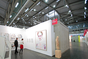 Foto: APA / GEORG HOCHMUTH Artikelbild: Das war die Viennafair 2009, 2011 gibt es neue Leiter und der Künstler Gerwald Rockenschaub und der Grafikdesigner Alexander Rendi schaffen eine neues Erscheinungsbild. - Foto: APA / GEORG HOCHMUTH