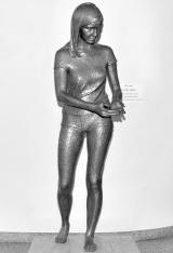 Die lebensgroße Frauenskulptur "The Link" von Mina Sunar. Foto: UNIS

