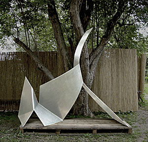 Artikelbild: Das "Ideal der Proportion", an der Natur gemessen: Objekt aus Stahlblech
 (1995/2002) von Josef Pillhofer. - Foto: Markus Pillhofer