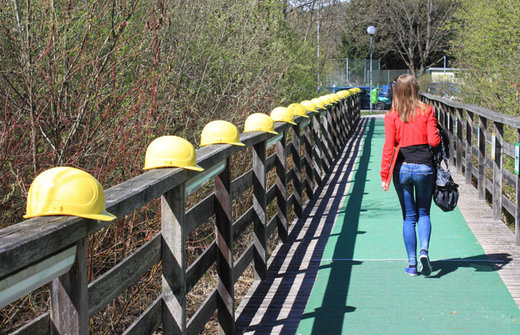 Holzbrücke bei der Uni: Reminiszenz an eine Tanzperformance in Miek Holzbrücke bei der Uni: Reminiszenz an eine Tanzperformance in Miek