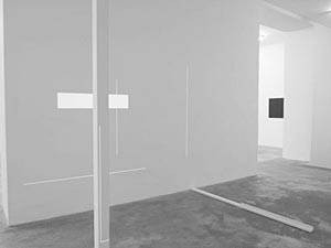 Artikelbild: Mit der Installation "int/ext 03" (2011) versucht Manuel Knapp die 
Bildgrenzen im realen Raum auszuloten. - Foto:  Galerie Grita Insam