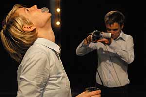 Foto: Brut Wien Artikelbild: Andrea Salzmann (re.) Julia Kläring (li.) nehmen es mit einer Performance auf, die älter ist, als sie selbst. - Foto: Brut Wien