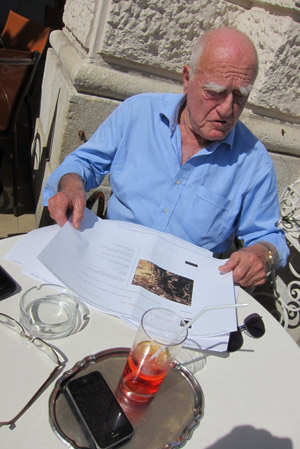 Artikelbild: Erich Lessing trifft seine Auswahl bedeutender Szenen aus der 
Fotogeschichte der Arbeitsmigration in allen Erdteilen. - Foto: Michael Freund