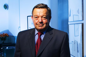 Foto: Lukas Beck Artikelbild: Herbert Liaunig (66). Der gebürtige Kärtner Kunstsammler hat viele Betriebe saniert. Die Herbert-Liaunig-Privatstiftung ist Haupteigentümerin zahlreicher Unternehmen. Nahe seinem Schloss ließ er in Neuhaus/Suha von Querkraft ein Museum errichten. - Foto: Lukas Beck