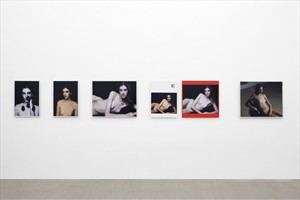 Artikelbild: Teile einer fiktiven Werbekampagne der Bernadette Corporation in der 
Galerie Meyer Kainer: "Stone Soup".  - Foto: Tina Herzl 