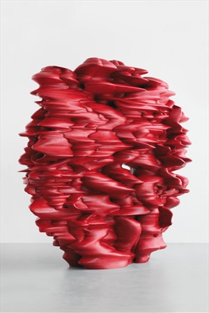 Artikelbild: Fast drei Meter hoher Cragg aus Holz: "Versus" (2010).  - Foto: Galerie Thaddaeus Ropac