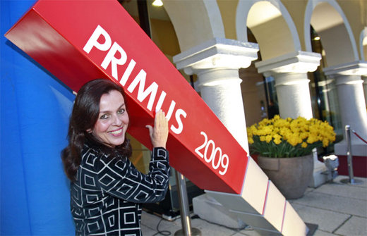 "Das neue Urmeter in der Bewertung von Unternehmen": die Konzeptkünstlerin Melitta Moschik mit einer X-Large-Ausgabe ihres "Primusstabes" "Das neue Urmeter in der Bewertung von Unternehmen": die Konzeptkünstlerin Melitta Moschik mit einer X-Large-Ausgabe ihres "Primusstabes"