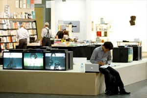 Artikelbild: Die Buchhandlung Walther König wurde gleich bei der "Temporary Sales 
Zone" platziert und unterstreicht die Wichtigkeit theoretischer 
Kontexte: ein Statement. - Foto: Husar / Reed Exhibitons