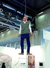 Christian Eisenberger hängt Joseph Beuys als Hampelmann an die Decke der Messehalle. Foto: Gal. Konzett


