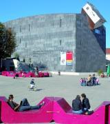 Erwin Wurms "House attack" aus dem Jahr 2006: Das auf das Mumok einstürzende Einfamilienhaus war einer der Höhepunkte der zehnjährigen Ausstellungsgeschichte im Museumsquartier. Foto: Mumok

