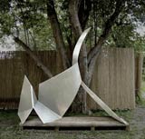 Josef Pillhofers Skulptur "Schwung" (1995/2002) aus Stahlblech. Foto: Markus Pillhofer

