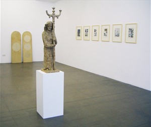 Artikelbild: Kleine, gerissene Wortfragmente bedecken die Figur Jiri Kolárs: Die 
Erkenntnisse erschließen sich nicht über das Lesen. - Foto: Galerie Krobath